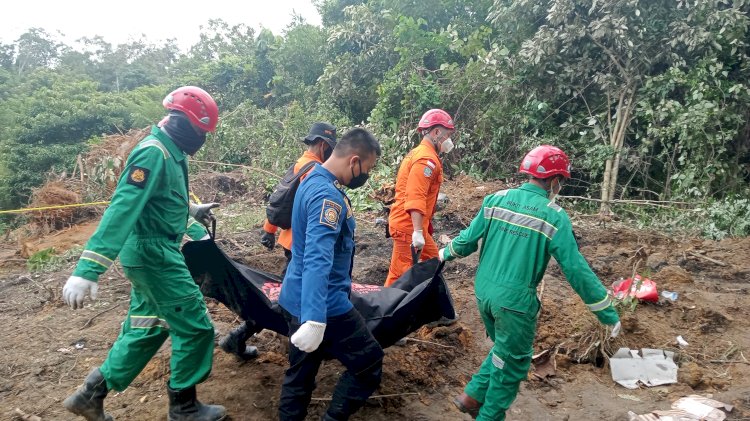 Proses evakuasi jenazah dari dalam sumur minyak ilegal. (noviansyah/rmolsumsel.id) 