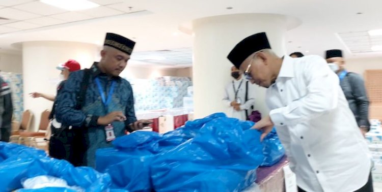 Anggota Komisi VIII DPR RI Bukhori Yusuf (kemeja putih) saat tinjau makanan bagi jemaah haji di Makkah/RMOL