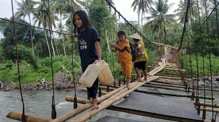 Jembatan Gantung di Kecamatan Pendopo Kabupaten Empat Lawang rusak parah sehingga membahayakan warga yang melintas/ist