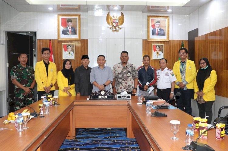 Pj Bupati Muara Enim menerima audiensi mahasiswa panitia Bina Desa Nasional. (Noviansyah/Rmolsumsel.id). 