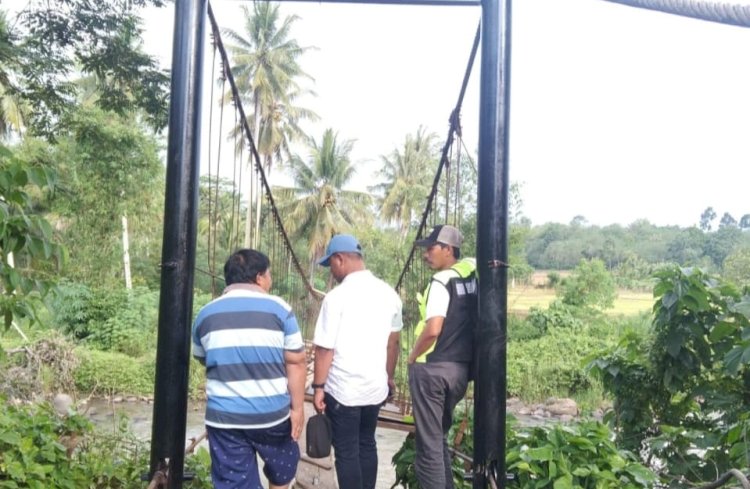 Tim dari Dinas PUPR meninjau lokasi jembatan gantung yang rusak di desa Tanjung Raman Kecamatan Pendopo/ist
