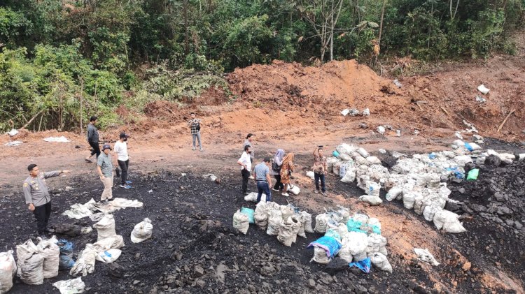 Polisi saat mengamankan lokasi penambangan batubara ilegal di Desa Keban Agung, Lawang Kidul,  Muara Enim. (Noviansyah/RmolSumsel.id)