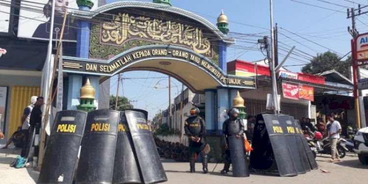 Aparat gabungan dari Polda Jawa Timur saat berupaya menangkap tersangka kasus pencabulan di Pondok Pesantren Majma’al Bahrain Shiddiqiyyah, Jombang/RMOLJatim