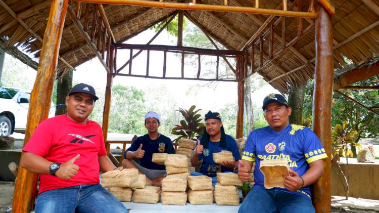 Camat Bayung Lencir M Imron mendatangi pusat kerajinan besek dari anyaman bambu yang akan digunakan untuk wadah daging kurban. (Ist). 
