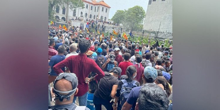 Pengunjuk rasa melakukan aksi di depan rumah Presiden Sri Lanka/Net