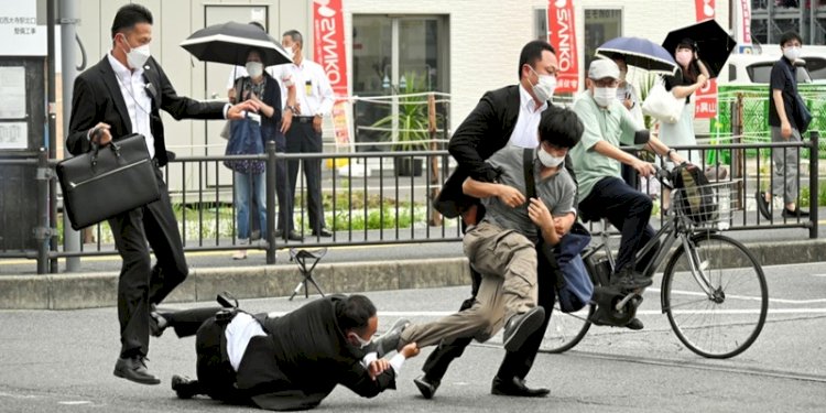 Pelaku penembakan mantan perdana menteri Jepang, Shinzo Abe, dibekuk di tempat kejadian/Net