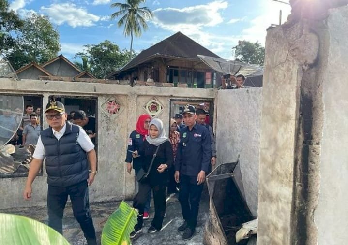 Bupati saat meninjau lokasi kebakaran di Desa Seleman Ulu, Kecamatan Muara Pinang.