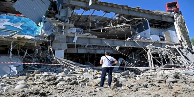 Reruntuhan apartemen di Donetsk setelah dibombardir Roket Rusia/The Star