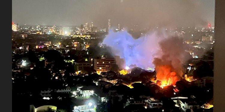 Tangkapan layar rumah Perdana Menteri Sri Lanka, Ranil Wickremesinghe dibakar massa, Sabtu (9/7/2022)/Repro