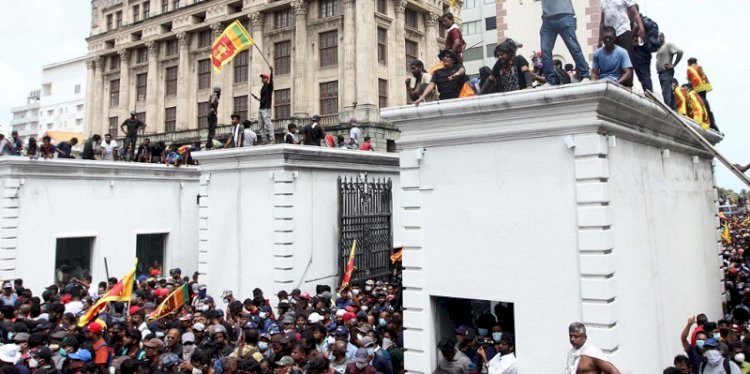 Ribuan pengunjuk rasa berusaha merangsek masuk ke kediaman resmi presiden di Kolombo, Sri Lanka pada 9 Juli 2022/Net