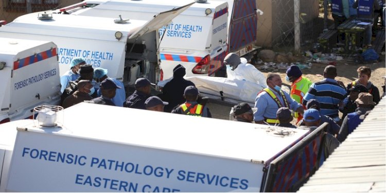 Polisi sedang mengeluarkan mayat orang yang meninggal dan menyelidiki apa yang menyebabkan penembakan massal yang terjadi di Kota Soweto, Johannesburg, Afrika Selatan, pada Sabtu malam (9/7)/Net