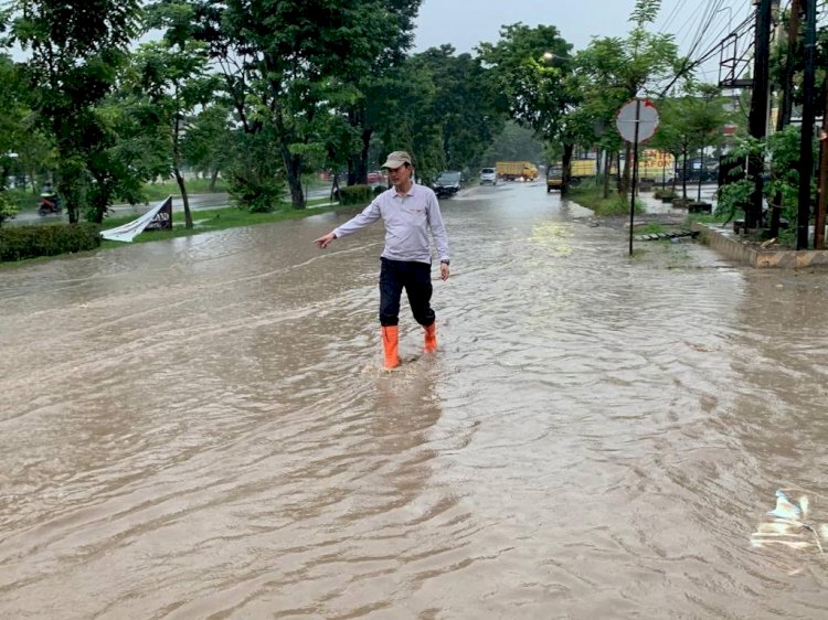 Wali Kota Harnojoyo saat meninjau genangan air. (arsip/rmolsumsel)