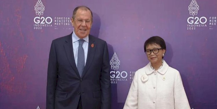 Menlu Rusia Sergey Lavrov (kiri) bersama Menlu RI, Retno Marsudi (kanan). (ist/rmolsumsel.id) 