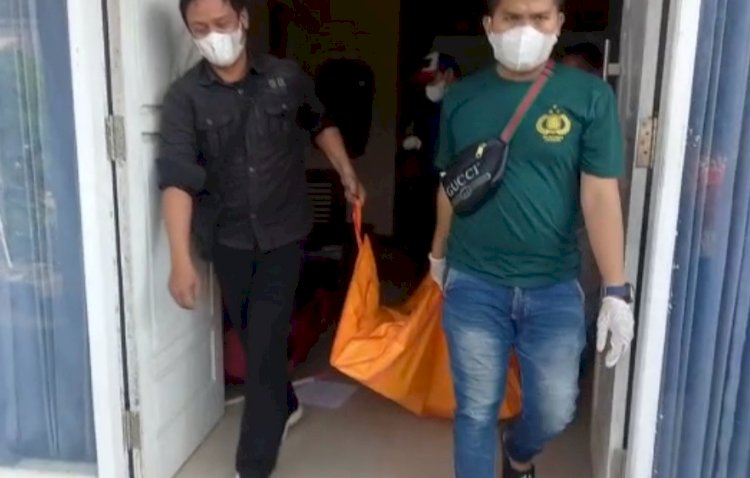 Petugas mengevakuasi jenazah dari Perumahan komplek Permata Indah Residence/ist