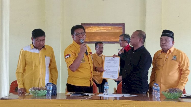 Sekretaris DPD II Golkar Muara Enim, Yusuf Effendi serahkan surat pengunduran diri kepada Plt. Ketua DPD II Golkar Dhennie Zainal. (Noviansyah/Rmolsumsel.id).