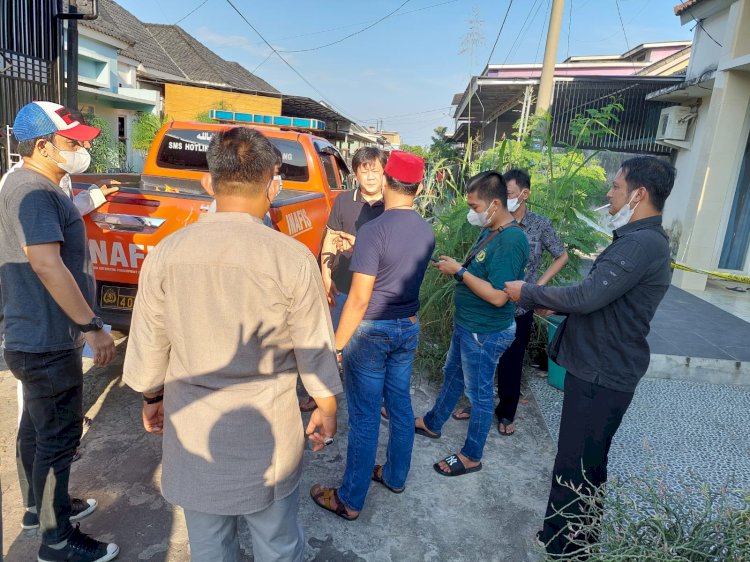 Petugas labfor saat membawa jenazah Aciok dari dalam rumah.