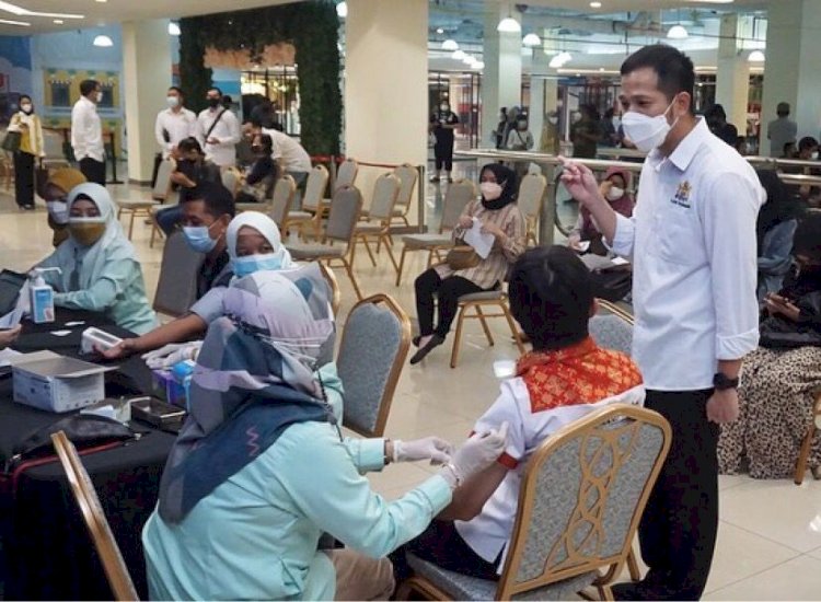 Ketua Kadin Palembang meninjau kegiatan vaksinasi booster di Palembang Square Mall/ist