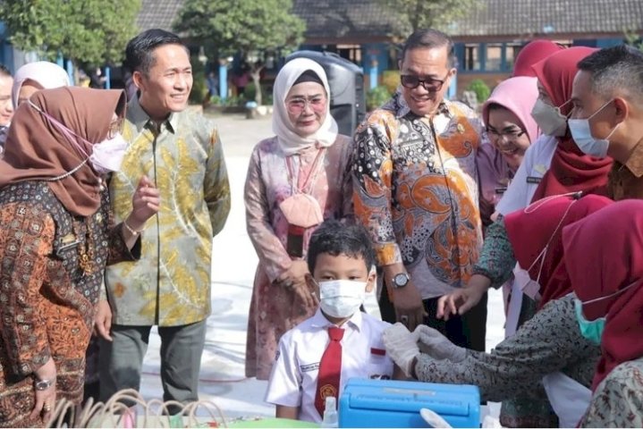 Sekda Palembang Ratu Dewa bersama Kadinkes Fenty Aprina dan Kadisdik Ahmad Zulinto menijau pelaksanaan vaksin campak untuk murid Sekolah Dasar. (Humaidy Aditya Kenedy/rmolsumsel.id). 