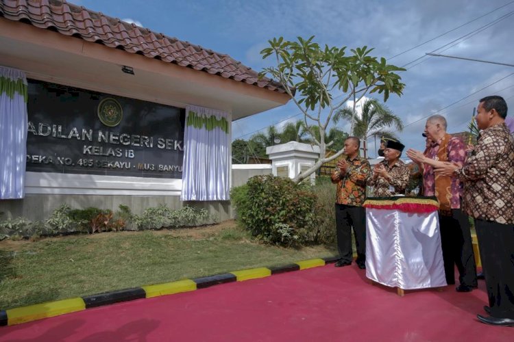 KPT Palembang Dr Moh Eka Kartika EM didampingi KPN Sekayu Cristo Evert Natanael Sitorus dan Pj Bupati Muba Apriyadi meresmikan papan nama PN Sekayu yang sebelumnya Kelas IIB menjadi IB. (Ist/Rmolsumsel.id). 