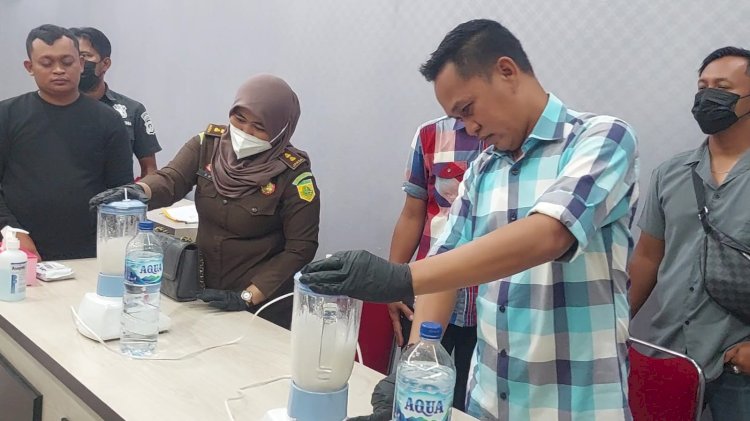 Satres Narkoba Polrestabes Palembang, memusnahkan barang bukti sabu seberat 500 gram atau setengah kilo gram dan 450 butir pil ekstasi dengam cara diblender/Foto:RMOL