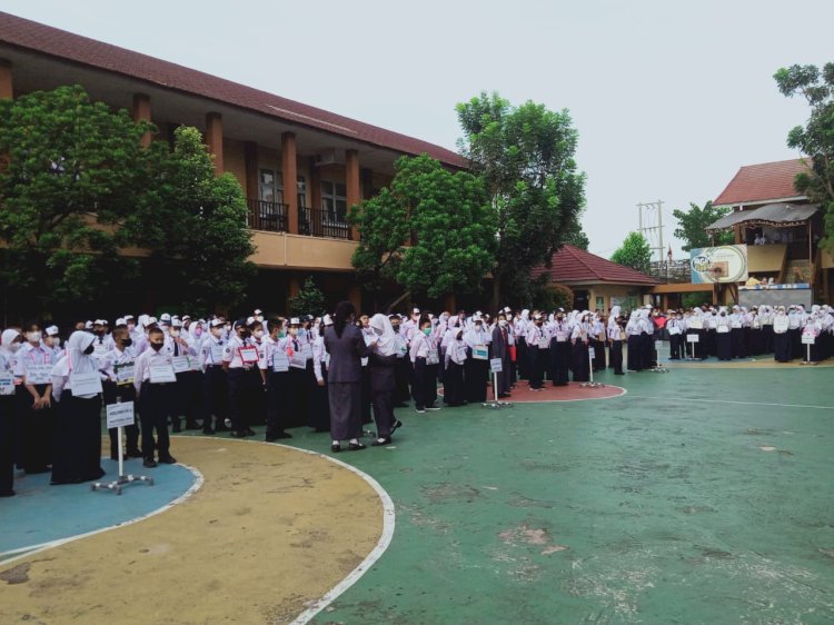 Ratusan siswa di SMP Negeri 9 Palembang saat mengikuti MPLS. (Humaidy Kennedy/rmolsumsel.id)