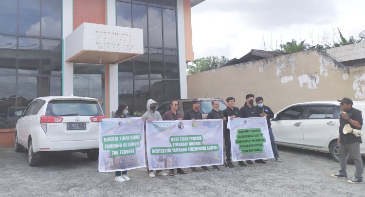 Puluhan massa Kawal Lingkungan Hidup Indonesia Lestari (Kawali) Sumsel mendatangi Kantor Perwakilan Inspektur Tambang Sumsel Kementerian Energi dan Sumber Daya Mineral (ESDM)/RMOL