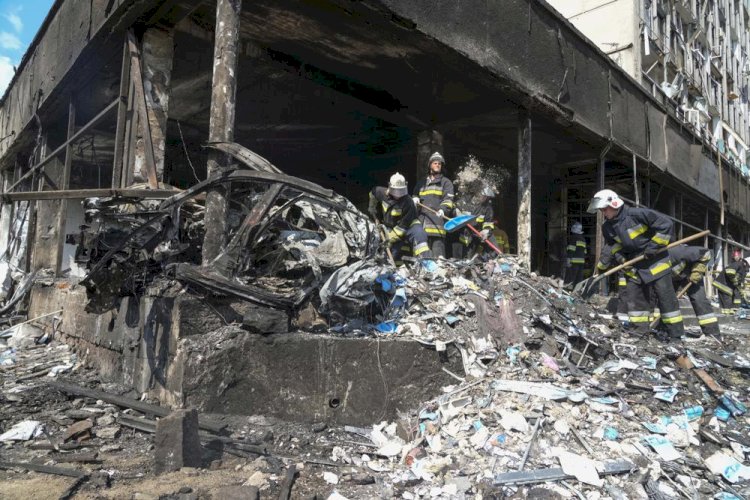 Kondisi bangunan yang hancur akibat serangan rudal Rusia ke Kota Vinnytsia di Ukraina Tengah. (APNews/net)