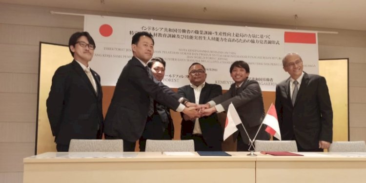 Kemnaker saat menandatangani nota kesepahaman dengan Jepang. (Istimewa/rmolsumsel.id)