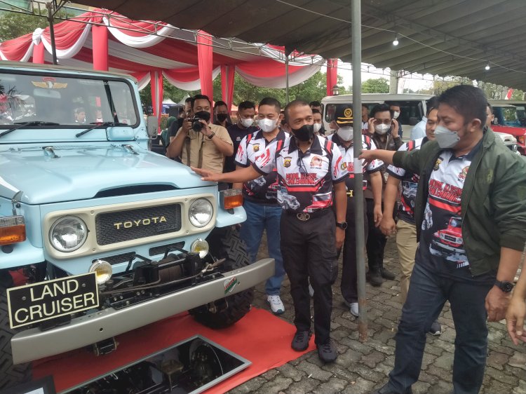 Ratusan peserta ikuti kontes mobil klasik di Halaman Gedung DPRD Sumsel dalam rangka HUT Bhayangkara ke-76. (Humaidy Aditya Kenedy/Rmolsumsel.id). 