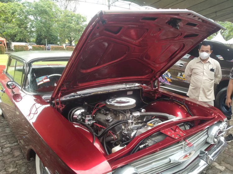 Pengunjung Kontes Mobil Klasik tengah melihat mobil Chevrolwt Impala milik Budiman. (Humaidy Aditya Kenedy/Rmolsumsel.id). 