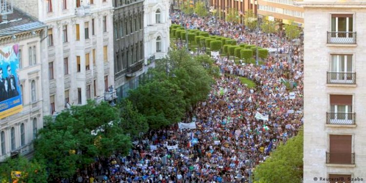 Ribuan warga Hongaria menggelar aksi protes anti-pemerintah setelah keringanan pajak untuk UMKM dicabut di tengah inflasi/DW