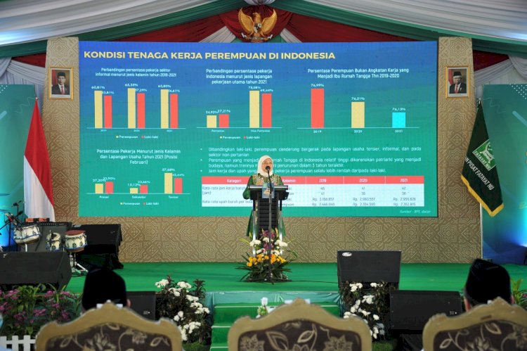 Menaker Ida Fauziyah saat menyampaikan kata  sambutan pada  Kongres XVI Fatayat Nandlatul Ulama (NU) di Jakabaring Sport City (JSC) Palembang. (ist/rmolsumsel.id)