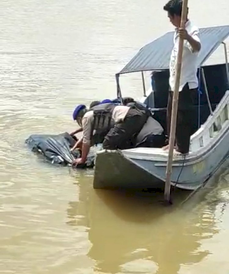 Petugas saat mengevakusai jasad yang ditemukan di sungai musi. (ist/rmosumsel.id)(