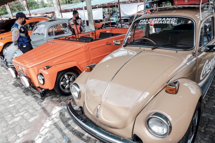 Jajaran mobil klasik dari beragam komunitas pegiat otomotif tengah memeriahkan Kontes Mobil Klasik di Halaman Kantor DPRD Sumsel. (kenedy/rmolsumsel.id)