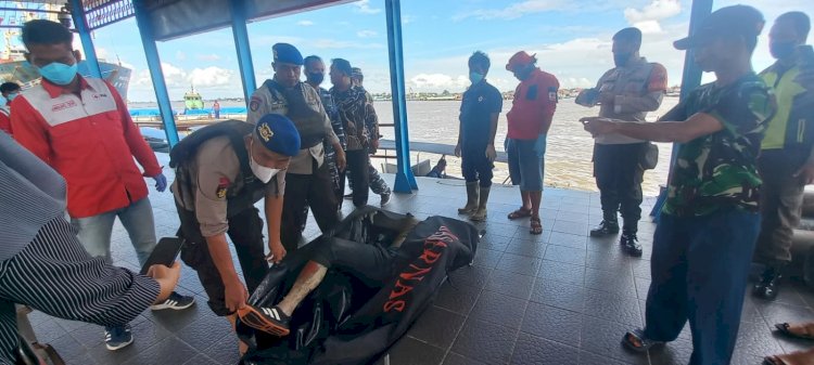 Polisi melakukan evakuasi jasad Fatriansyah Pratama yang diduga tewas bunuh diri dengan cara melompat dari Jembatan Ampera ke Sungai Musi. (ist/rmolsumsel.id) 