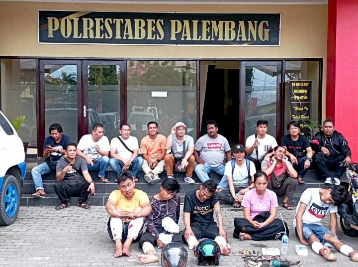 Lima komplotan pelaku Curanmor ditampilkan saat ungkap gelar perkara di Polrestabes Palembang. (ist/rmolsumsel.id)