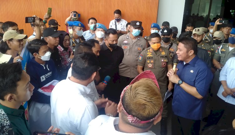 Massa dari Aliansi Masyarakat Selamatkan Sumsel menggeruduk Kantor Gubernur Sumsel. Massa tersebut mendesak Gubernur Sumsel Herman Deru untuk memecat Meina Paloh dari kursi Direktur Utama PT JSC/Foto: Humaidy Kennedy