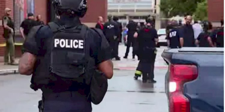 Petugas di lokasi penembakan di Greenwood Park Mall di Indianapolis/Net