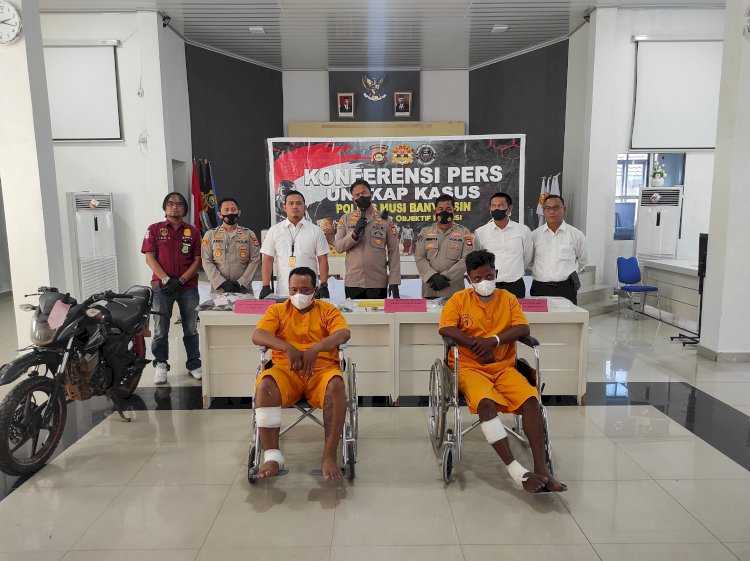 Kapolres Muba AKBP Alamsyah Pelupessy didampingi Kasat Reskrim AKP Dwi Rio Andrian menjelaskan kronologi penangkapan komplotan rampok yang sering beraksi di Jalintim Muba. (Amarullah Diansyah/Rmolsumsel.id). 