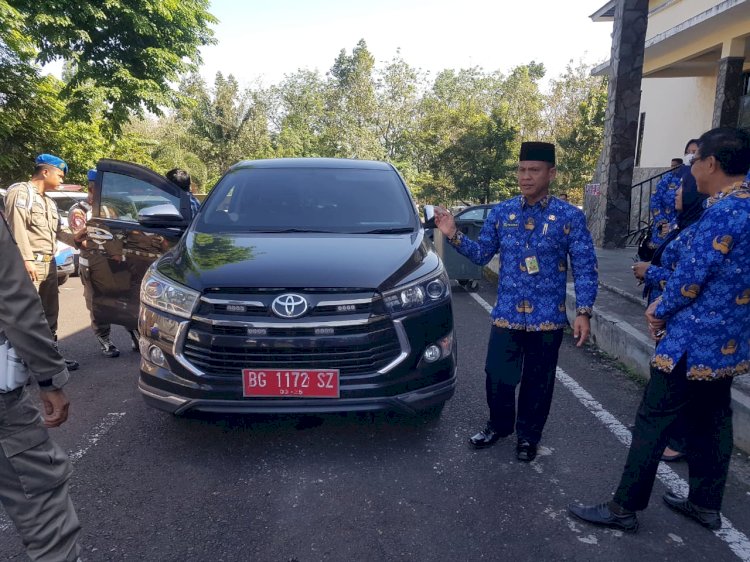 Sekda Empat Lawang mengecek kendaraan dinas milik Pemkab/ist