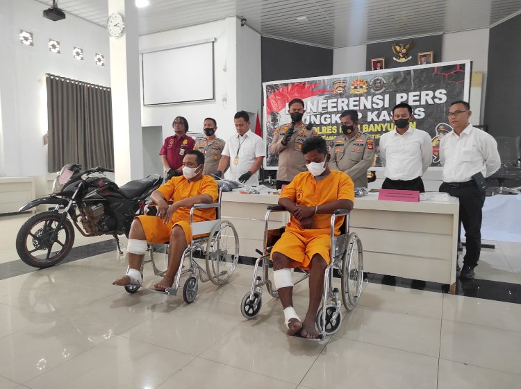 Kapolres Muba AKBP Alamsyah Pelupessy didampingi Kasat Reskrim AKP Dwi Rio Andrian menjelaskan kronologi penangkapan komplotan rampok yang sering beraksi di Jalintim Muba. (Amarullah Diansyah/Rmolsumsel.id). 