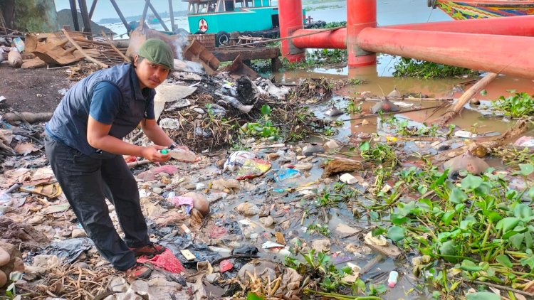 Kondisi sampah di permukaan Sungai Musi. (Istimewa/rmolsumsel.id)