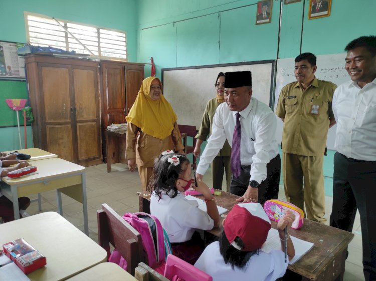 Pj Bupati Muba Apriyadi meninjau pelaksanaan PTM dan protokol kesehatan di sekolah. (Amarullah Diansyah/Rmolsumsel.id). 