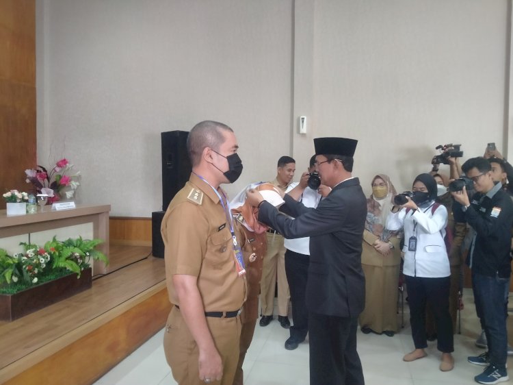 Penyematan tanda peserta kepada para lurah yang mengikuti penilaian kompetensi. (Humaidy Aditya Kenedy/Rmolsumsel.id). 