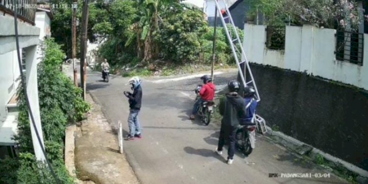 Empat orang yang diduga pelaku penembakan istri anggota TNI terekam cctv warga. (Ist/net)