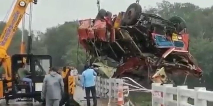 Bus MSRTC yang jatuh ke sungai Narmada di Madhya Pradesh India telah dievakuasi/Net