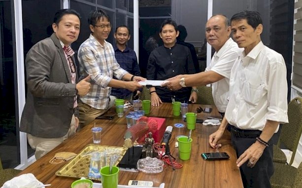 Sekretaris OC RAC Ikadin April Firdaus menyerahkan berkas pendaftaran calon ketua Ikadin kepada Ketua SC Heri Mukti (ist/rmolsumsel.id)