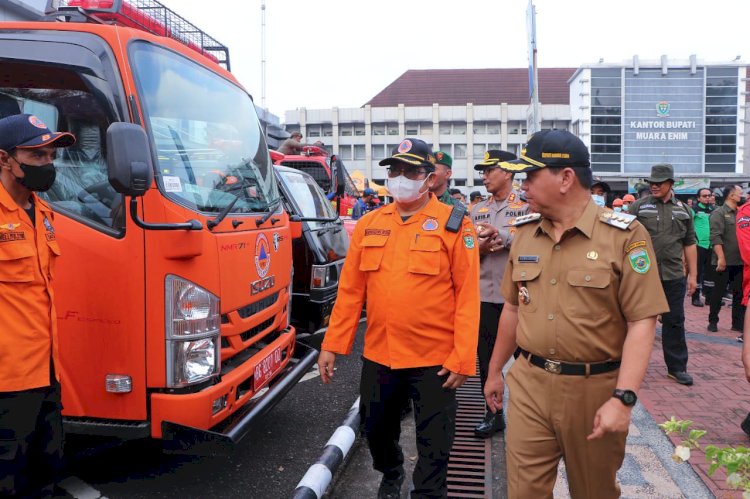 Pj Bupati Muara Enim Kurniawan melakukan pemantauan Kesiapsiagaan Personel dan Peralatan Menghadapi Bencana Karhutlah tahun 2022 yang digelar di Halaman Pemkab Muara Enim. (Noviansyah/Rmolsumsel.id). 