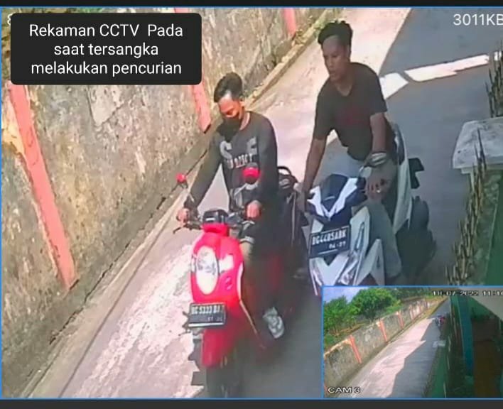 Aksi pelaku Rendi bersama temannya saat mencuri motor terekam CCTV/Ist
