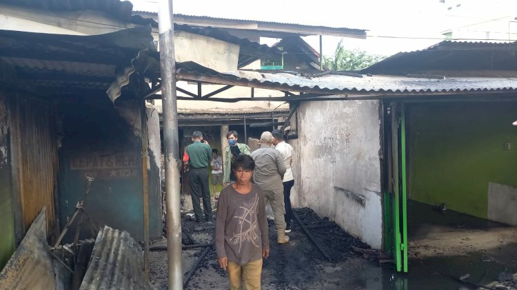 Kebakaran terjadi di Jalan Kol H Burlian Palembang yang menghanguskan duan rumah dan satu warung/Ist